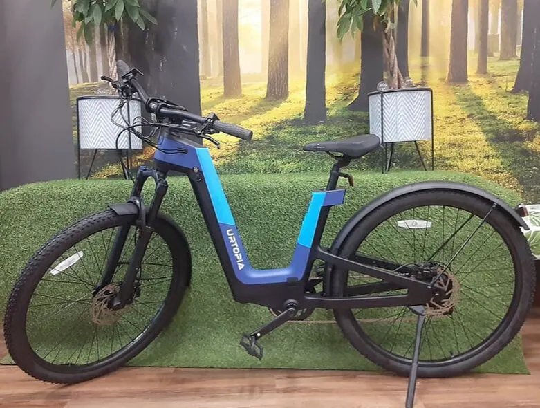 Fusion Pro carbon e-bike in blue